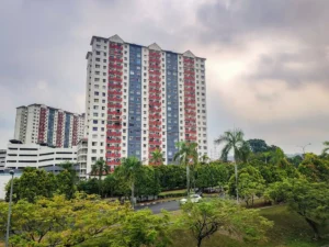 Apartment Vista Pinggiran Seri Kembangan — fasad hadapan blok, Bandar Putra Permai