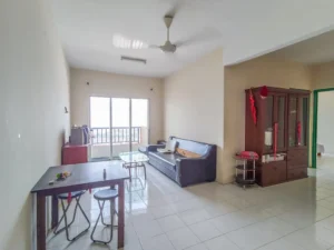 Ruang tamu bersambung ruang makan unit Apartment Vista Pinggiran Seri Kembangan