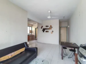 Susun atur ruang tamu dan laluan ke dapur di Apartment Vista Pinggiran