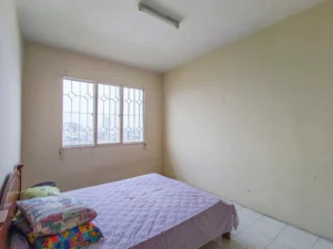 Bilik tidur utama Apartment Vista Pinggiran dengan tingkap pemandangan bandar