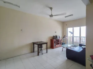 Sudut lain ruang tamu Apartment Vista Pinggiran menghala ke balkoni