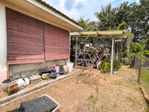 Halaman belakang menunjukkan tanah luas banglo setingkat Taman Pinggiran Putra