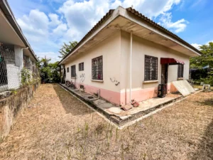 Laluan sisi rumah menunjukkan keluasan tanah banglo setingkat Seri Kembangan