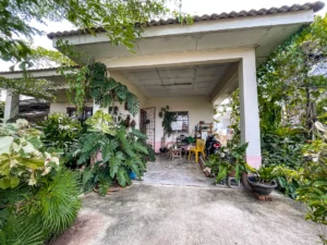 Ruang legar hadapan banglo setingkat Villa Rimbawan dikelilingi taman