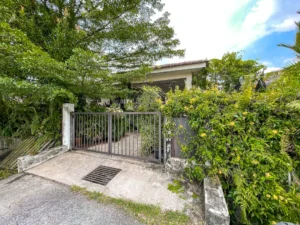 Pintu pagar dan taman banglo setingkat Villa Rimbawan, Seri Kembangan