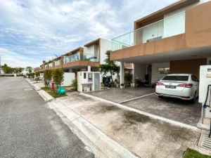 Deretan fasad townhouse Casa Bluebell Cybersouth di Dengkil, Selangor