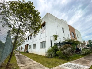 Pandangan sisi unit end lot townhouse Casa Bluebell Cybersouth