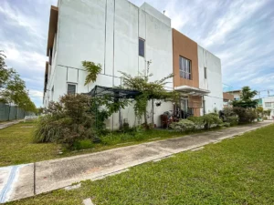 Tanah tepi (extra land) di sisi townhouse Casa Bluebell Cybersouth