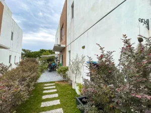 Laluan dan taman peribadi di sisi townhouse Casa Bluebell Cybersouth