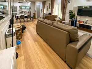 Ruang tamu ke ruang makan townhouse Casa Bluebell Cybersouth dengan lantai SPC