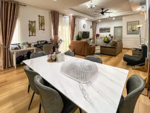 Ruang makan dengan chandelier dan wainscoting di townhouse Casa Bluebell Cybersouth