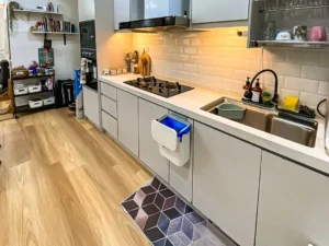 Dapur dengan kitchen cabinet lengkap di townhouse Casa Bluebell Cybersouth