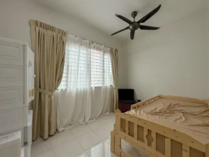 Townhouse Desa Jati Nilai - bilik tidur tingkap cerah
