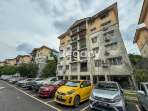 Fasad Blok C2 Gugusan Mawar Kota Damansara dengan kawasan parkir