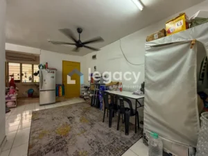 Ruang makan dan dapur apartment Gugusan Mawar Kota Damansara