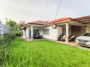 Carport dan halaman banglo end lot Taman Kota Perdana