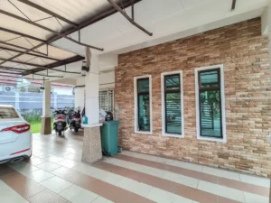 Carport dengan dinding batu hiasan banglo Kota Perdana
