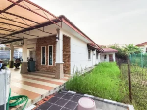 Laluan sisi banglo setingkat Taman Kota Perdana Seri Kembangan