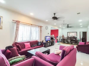 Ruang tamu banglo Kota Perdana dengan sofa dan kipas siling
