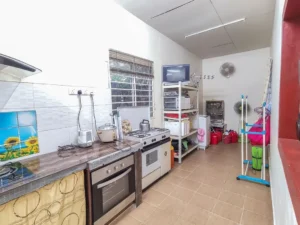 Dapur kering dengan stove dan oven banglo Kota Perdana
