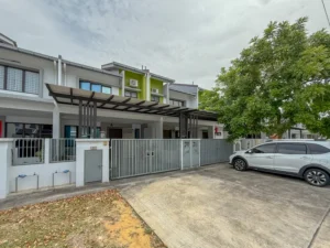 Fasad hadapan rumah teres 2 tingkat intermediate lot Taman M Aruna Rawang, listing hartanah Ejen Syakir Zainol