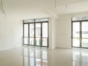 Symphony Hills Cyberjaya - ruang tamu dengan tingkap tinggi dan lantai marble
