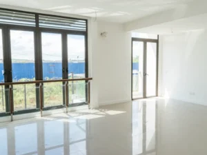 Symphony Hills Cyberjaya - ruang tamu dengan pintu gelongsor ke balkoni