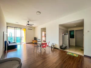 Ruang tamu dan ruang makan servis apartment Silk Sky Balakong, listing hartanah Ejen Syakir Zainol