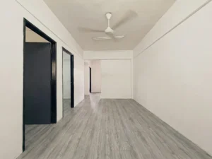 Ruang tamu flat refurbished Taman Cheras Utama, Cheras dengan lantai vinyl dan kipas siling