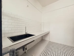 Dapur refurbished flat Taman Cheras Utama, Cheras dengan singki dan counter tile baharu