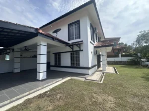 Semi-D lot sudut Bukit Mahkota Bangi, anjung kereta dan laman