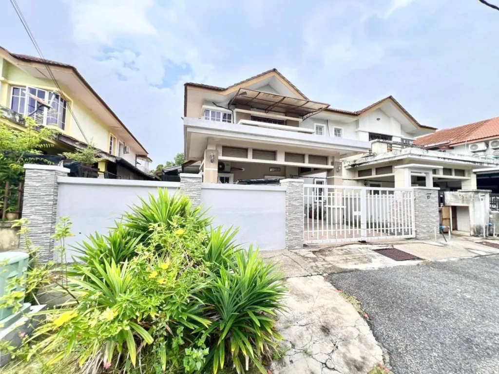 Semi-D kluster Bukit Mahkota Bangi, pandangan hadapan rumah