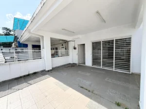 Teres Taman Dato Demang Seri Kembangan End Lot — foto 3