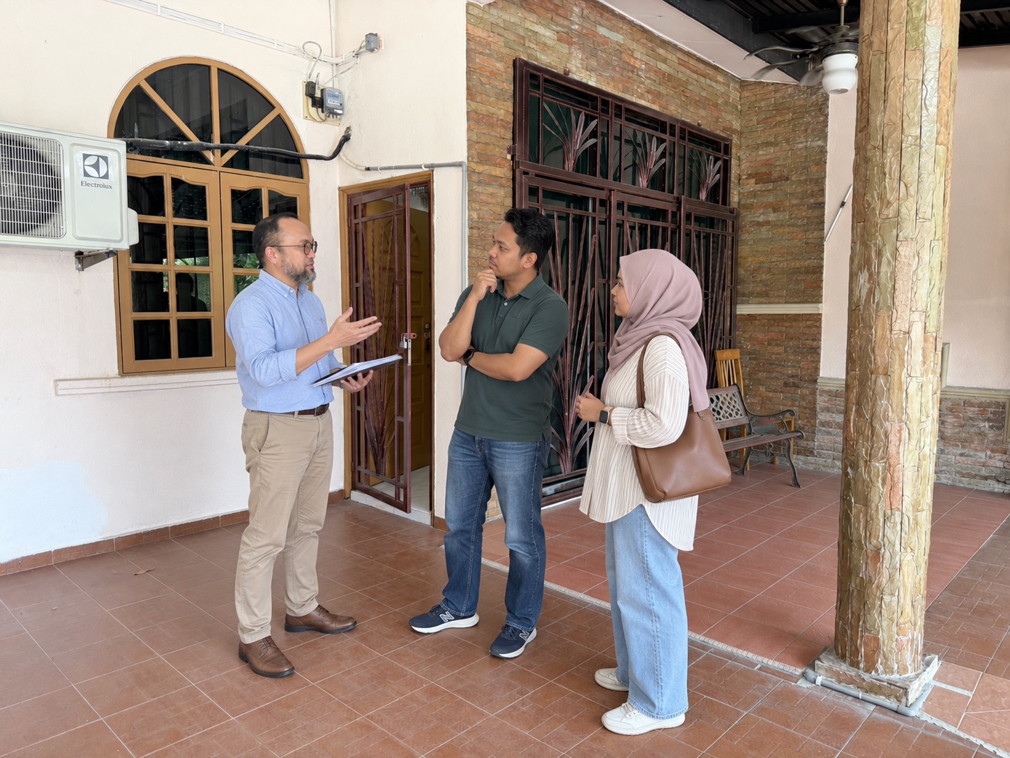 Ilustrasi Syakir Zainol menerangkan rumah kepada pasangan pembeli semasa viewing di Taman Cengal Utama, Seremban